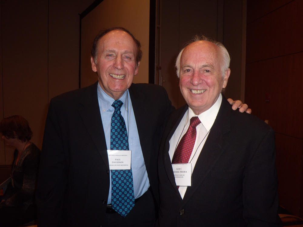 Com Paul Davidson, por ocasião do recebimento do premio pela Association for Evolutionary Economics, Chicago - 01/2012